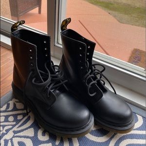 1460 Women’s Smooth Black Docs